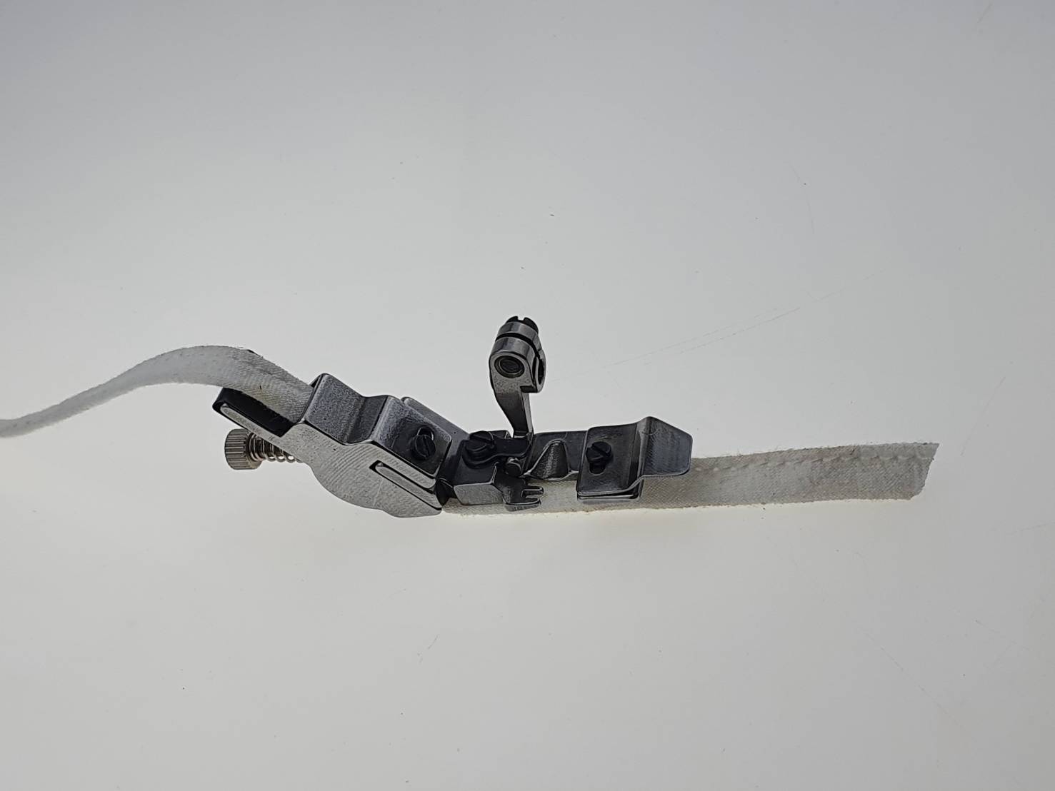 ตีนผีดึงยางจักรโพ้งสำหรับจักรโพ้ง 4 เส้น ใช้งานง่ายสามารถลดขั้นตอนในการทำงานประหยัดเวลาในการทำงาน