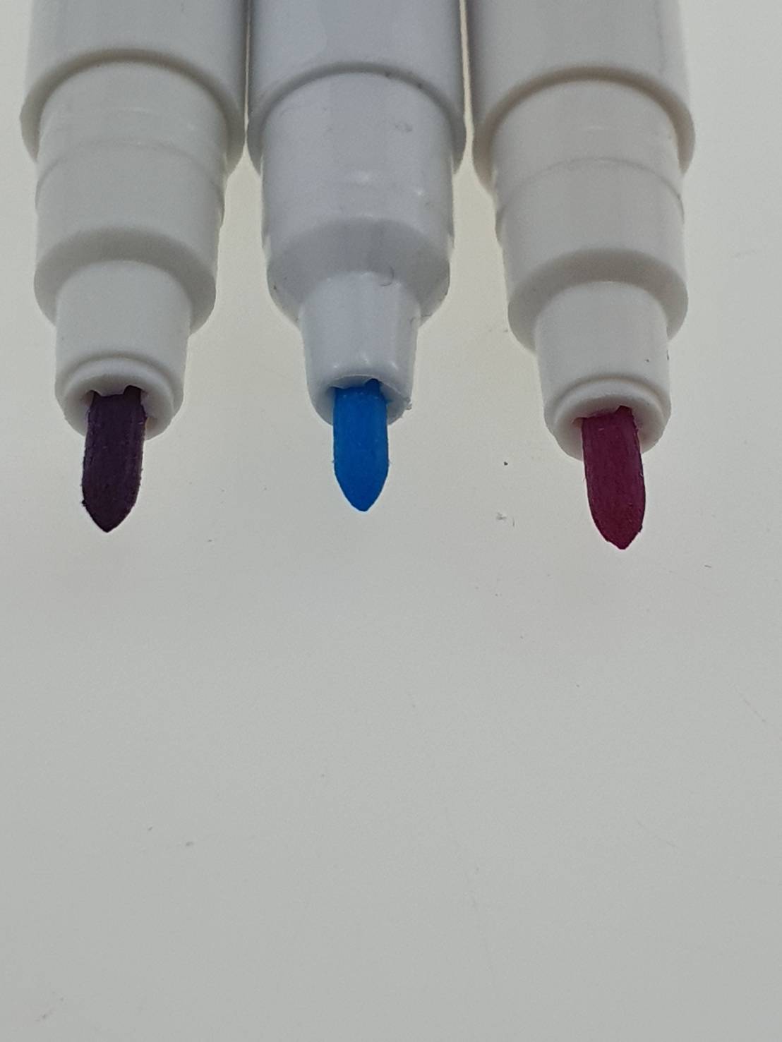 ปากกาลบด้วยน้ำสำหรับเขียนบนผ้าและสามารถหายไปเองได้หากโดนความชื้นหรือการซักด้วยน้ำ