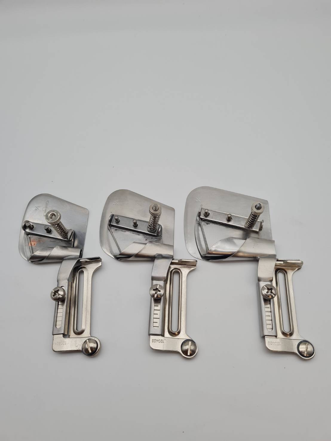 ซองพับชายผ้าและดึงยาง ห่อยางยืดในตัว สามารถปรับความตึงของยางได้ หลายระดับ ใช้กับจักรอุตสาหกรรมเข็มเดี่ยว ติดตั้งไม่ต้องเปลี่ยนฟันจักร