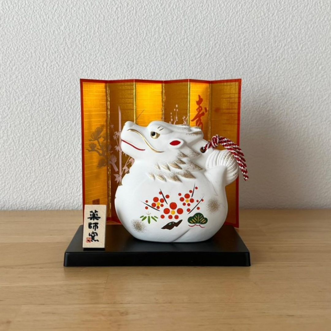 [PRE-ORDER] มังกรขาว ลายดอกไม้ ข้างในมีกระดิ่ง ของมงคลญี่ปุ่น ฮวงจุ้ยโต๊ะทำงาน เสริมโชคลาภ วันตรุษจีน ปีมังกร นำเข้าจากญี่ปุ่น Dragon Zodiac 2024