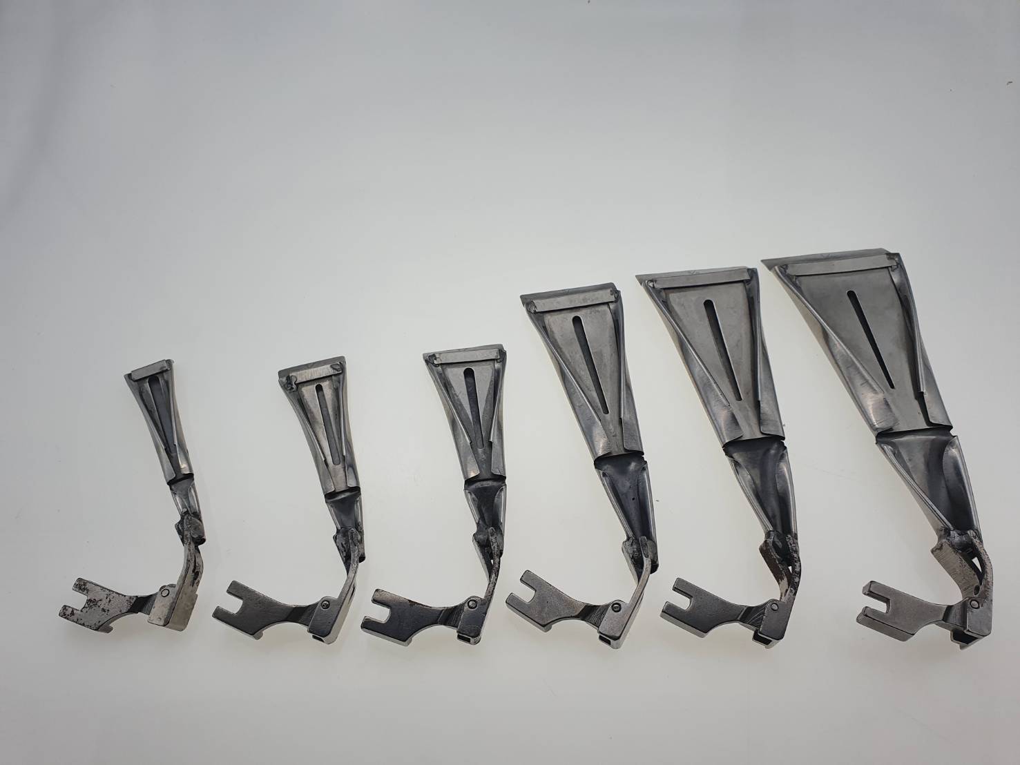 ตีนผีเย็บแถบ และเย็บทำไส้ไก่ สำหรับจักรอุตสาหกรรมเข็มเดี่ยว ใช้งานง่ายเพียงเปลี่ยนตีนผีสามารถใช้งานได้เลย