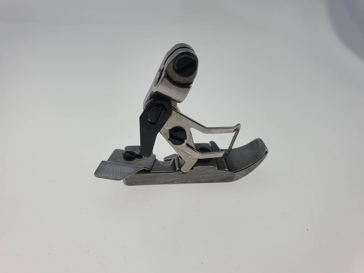 ตีนผีพิเศษแบบล้อสำหรับจักรโพ้งอุตสาหกรรม สี่เส้น สำหรับเย็บผ้ายืด เย็บงานหนัง งาน PVC