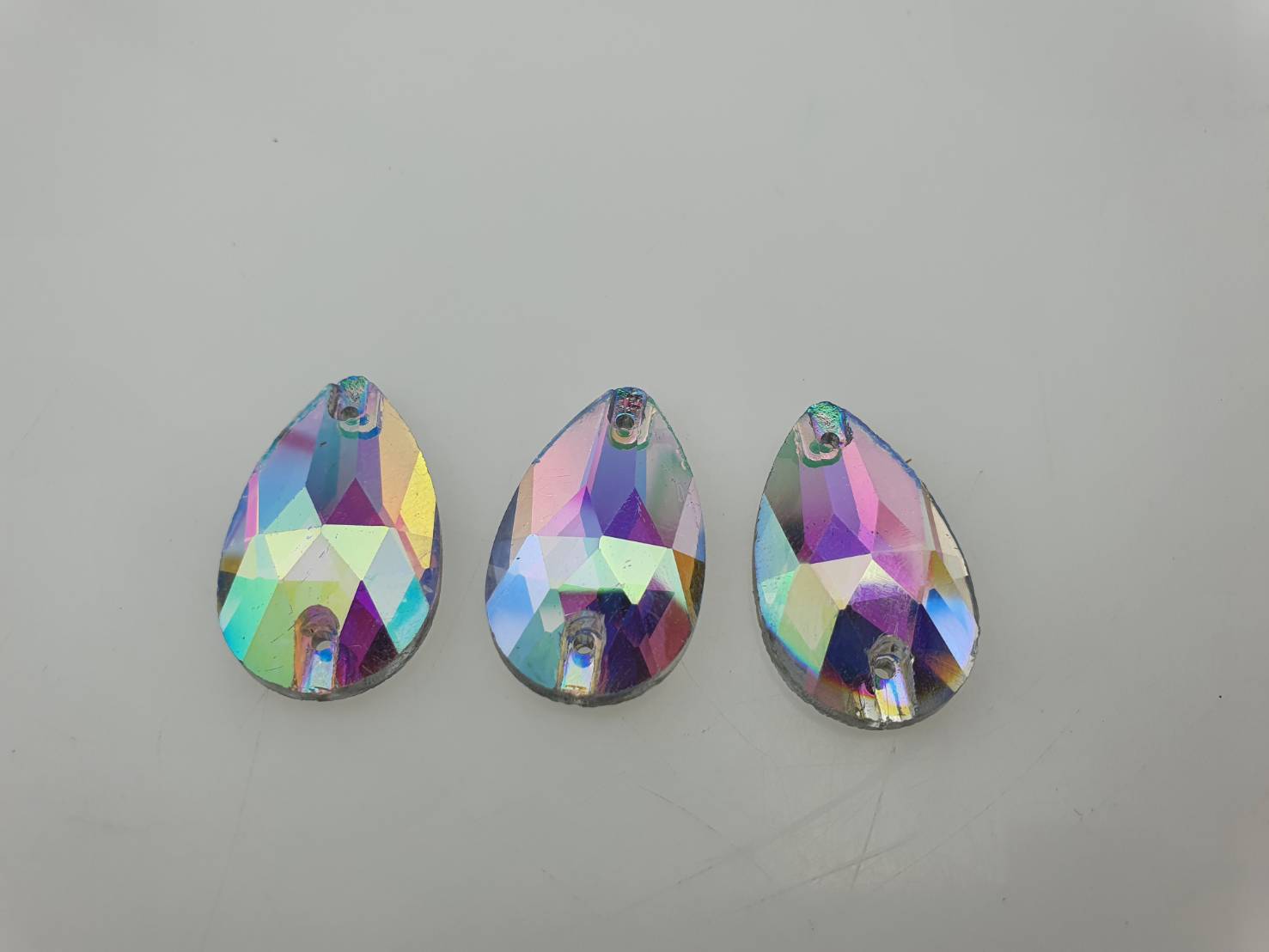 คริสตัลหยดสำหรับเย็บชุดลิเก แบบเหมือนของแท้และแบบกระจกมีขนาดหยดน้ำเล็กและหยดน้ำใหญ่