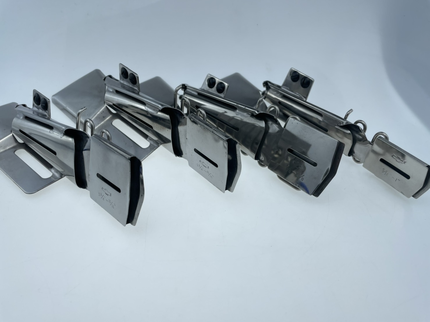 ซอกกุ้นจักรลาอุตสาหกรรมซองกุ๊นติดตั้งง่ายไม่ต้องเปลี่ยนตีนผีและไม่ต้องเปลี่ยนฟันของจักรแต่อย่างไรอมขอบบนปล่อบล่าง(ลาเรียบ)