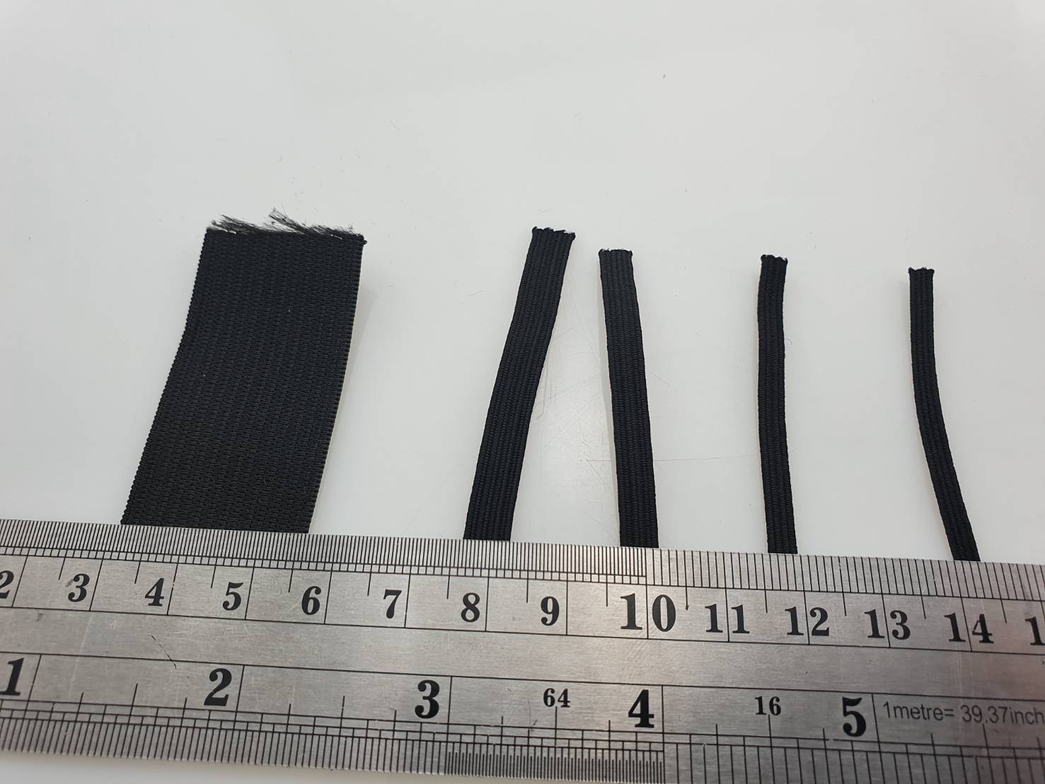 ยางยืดเส้นแบนราคา ยกม้วนมีสีขาวและสีดำราคาโรงงานมีขนาดต่างๆให้เลือกตั้งแต่ 3 มม ถึง 25 มม