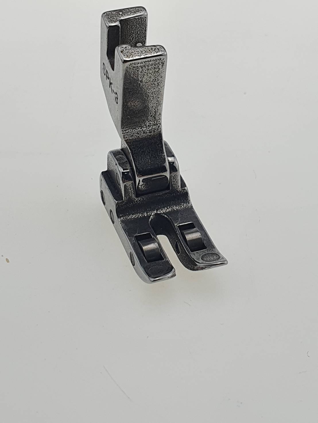 ตีนผีลูกล้อ SPK-3 สำหรับจักรอุตสาหกรรมเข็มเดี่ยว สำหรับเย็บงาน ผ้าหนา งานผ้าใบ งานผ้าม่าน งานเย็บหนังต่าง ๆ ช่วยทำให้เย็บงานลื่น