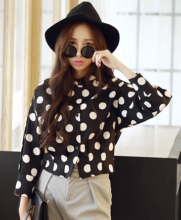 เสื้อผ้าแฟชั่นผู้หญิง ((พร้อมส่ง)) : เสื้อแฟชั่นสีดำแต่งลายจุดสีขาว น่ารัก น่ารักจ้า