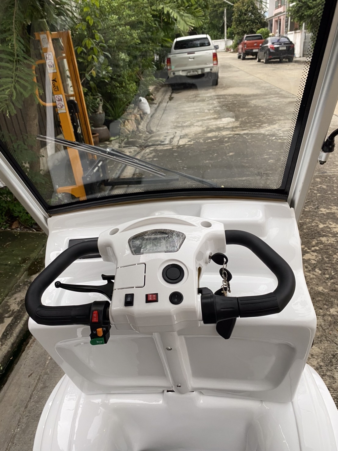 รถไฟฟ้า 4 ล้อ 3 ที่นั่ง รุ่น M-03 ยี่ห้อ CLP CAR ขับแฮนด์บิด ขาว