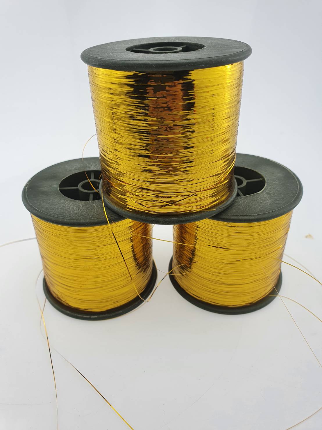 ดิ้นแบน (Metallic yarn) สีทอง สำหรับงานทอพรม งานปัก และงานทอดิ้นขนาด 125 กรัมต่อหลอดความกว้าง 0.36 มิลลิเมตร