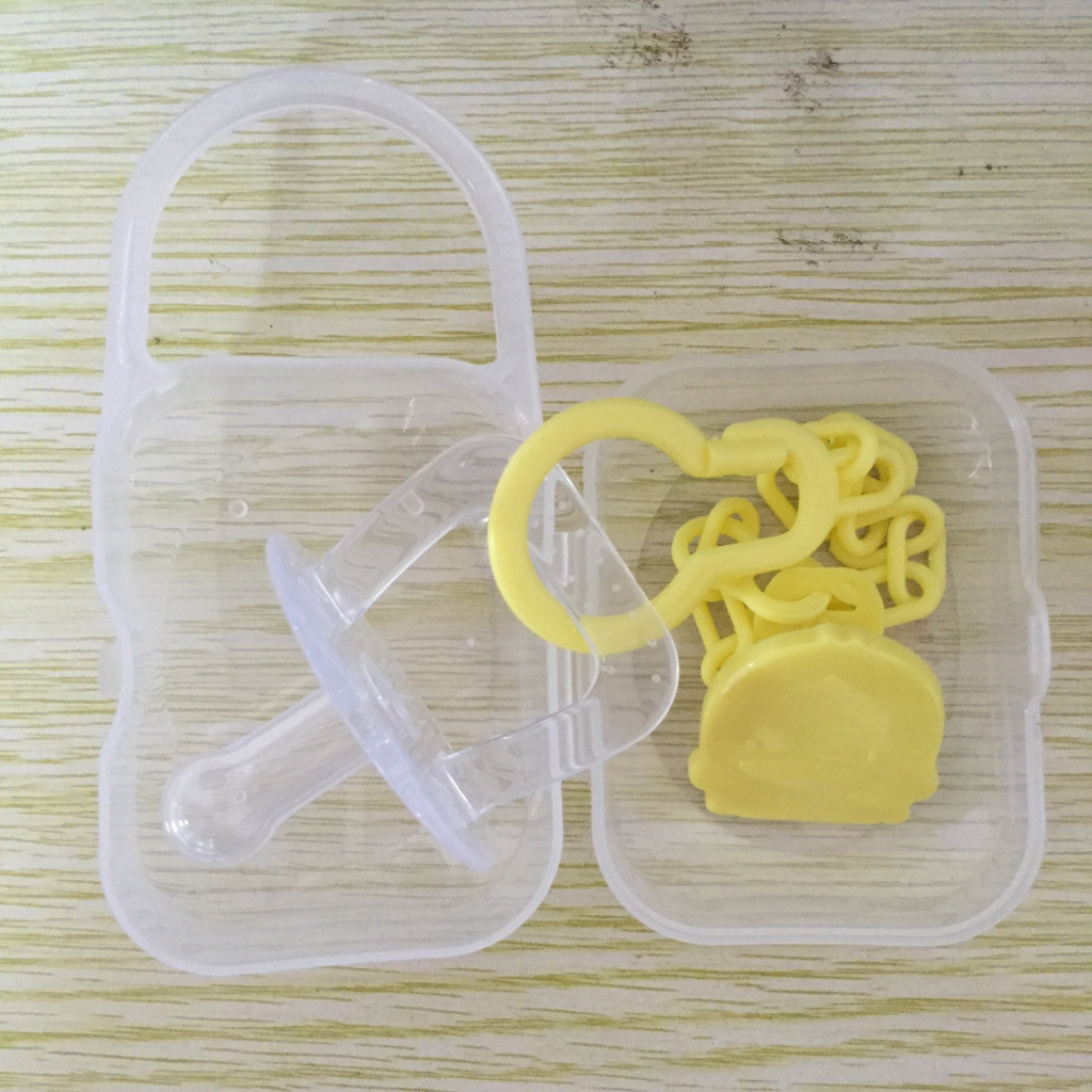 กล่องเหลี่ยมเล็ก มีหูแขวน กล่องใส่จุกนมหลอก กันฝุ่นพกพา ไม่รวมสินค้าภายในกล่อง