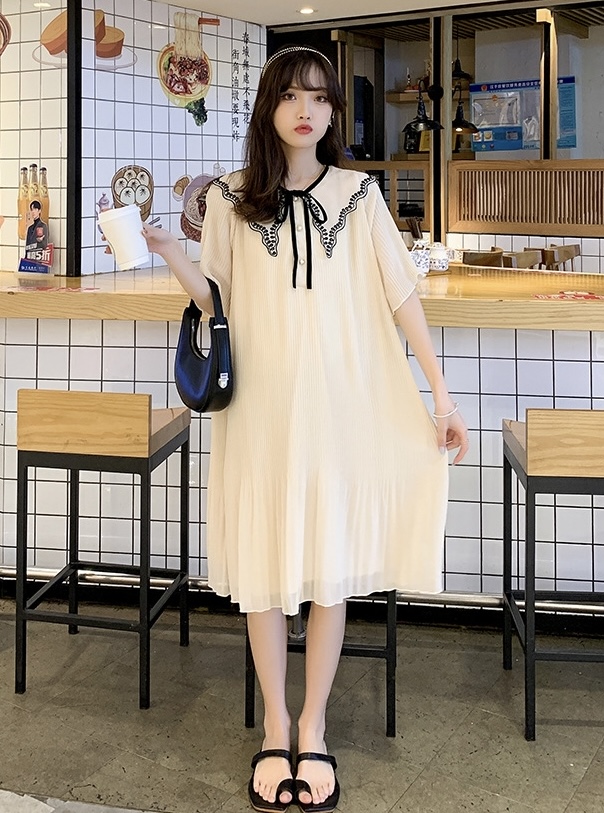 เดรสคลุมท้องแฟชั่น สุดน่ารัก ผ้าชีฟองอัดพรีททั้งชุด ปกคอแต่งด้วยลูกไม้ มีเชือกผูกเพิ่มความเก๋ มีซับใน M L XL XXL