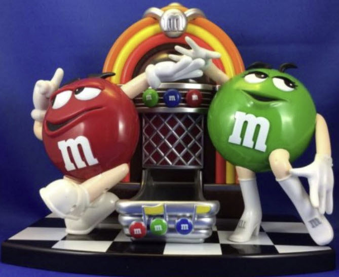 โมเดลตัวการ์ตูน M&M 2 ตัว กับตู้เพลง (Juke Box)