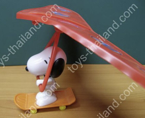 สนูปปี้เล่นเครื่องร่อนในชุด Snoopy Big-T (Mc)