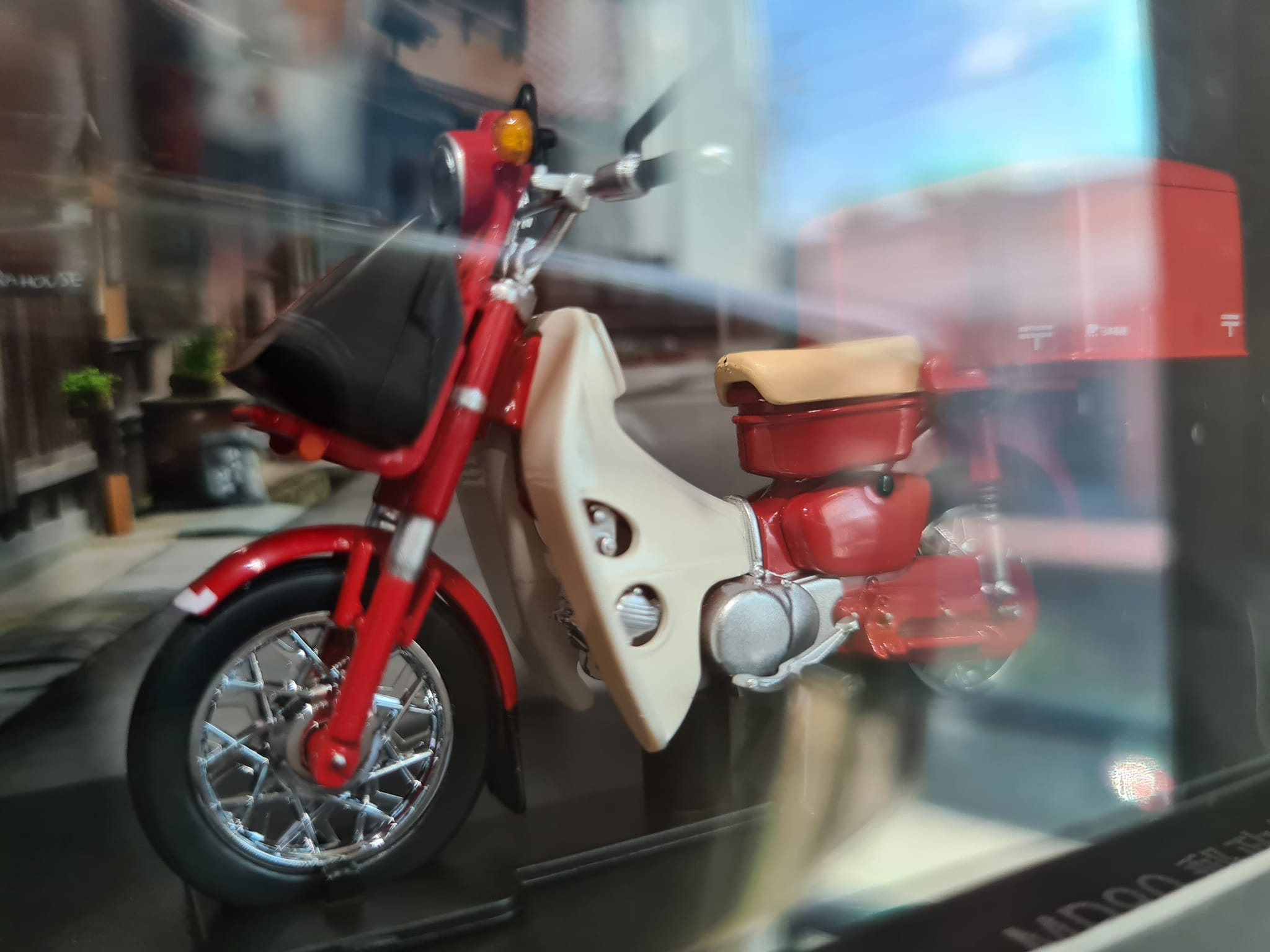 [พร้อมส่ง] โมเดลรถ Honda MD90 รถไปรษณีย์ญี่ปุ่นรุ่นดั้งเดิม ฉลองครบรอบ 150 ปี พร้อมแผ่นป้ายทะเบียน "JAPAN POST 150th" Size : 150×70×80 mm นำเข้าจากญี่ปุ่น 郵政創業150年＆Honda MD90郵政機動車50年 ミニチュアモデル - Kokoro Japan