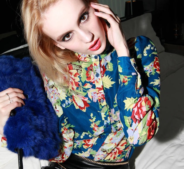 ((พร้อมส่ง)) เสื้อผ้าแฟชั่นผู้หญิง : เสื้อเชิ้ตแฟชั่นสีฟ้า แต่งลายดอกไม้หลากสีสัน น่ารัก น่ารักจ้า