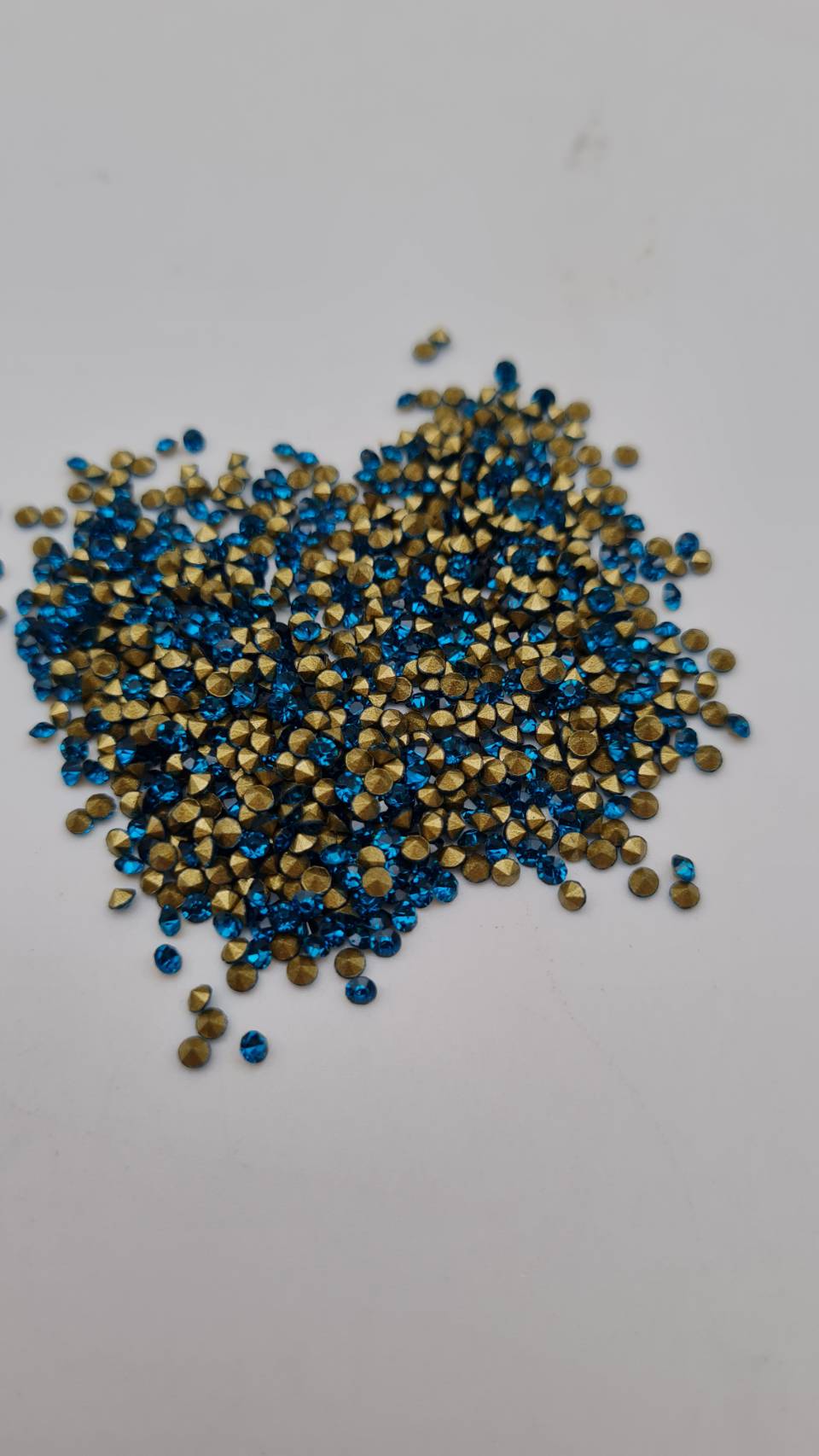 เพชรคริสตัลก้นแหลมขนาด 1.7 มิลลิเมตร (SS5) เพชรคริสตัลสำหรับงานเครื่องประดับ งานจิวเวลรี่ 1 ห่อมี 1440 เม็ด