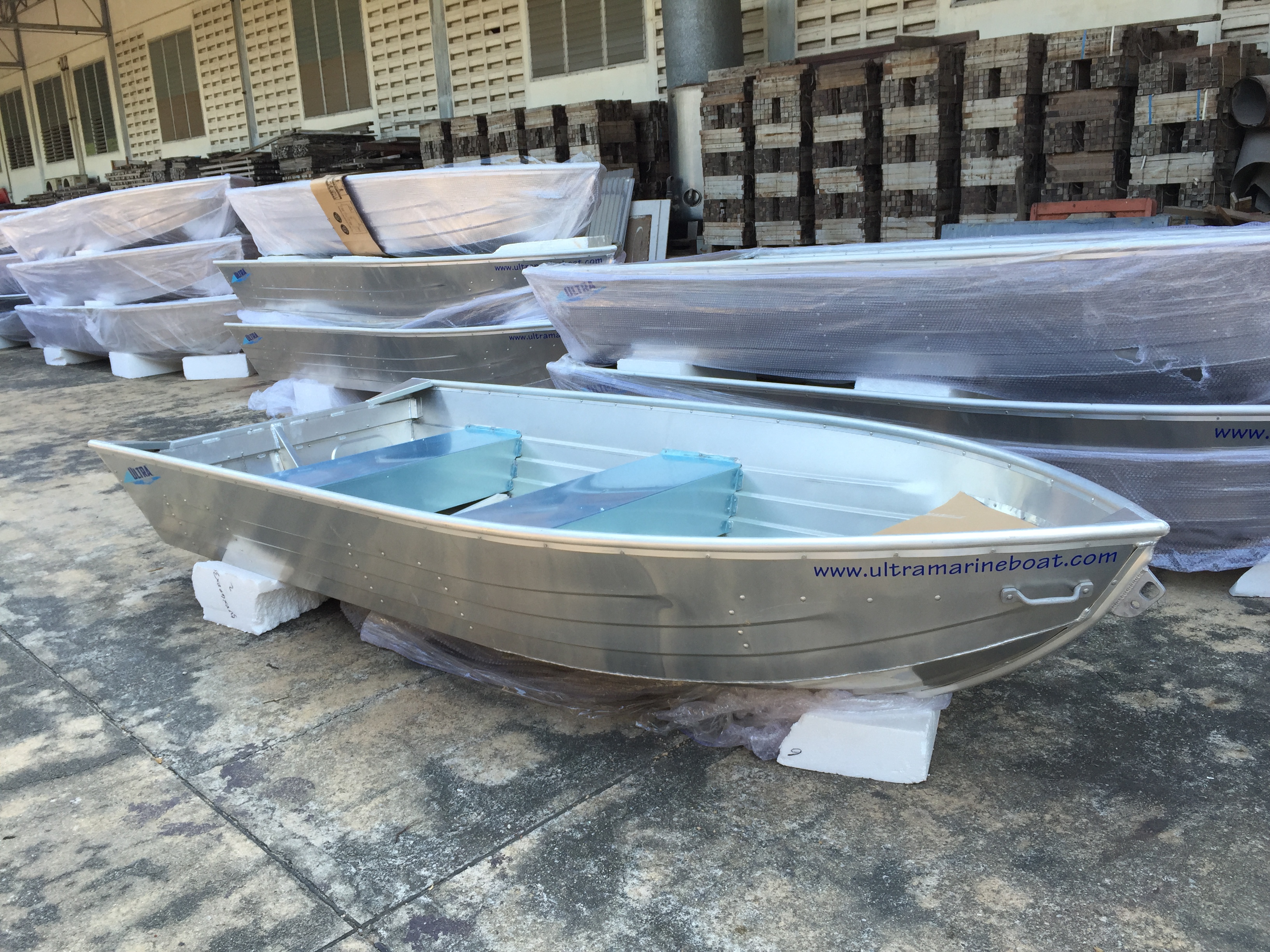 เรือท้องวี รุ่น AV12