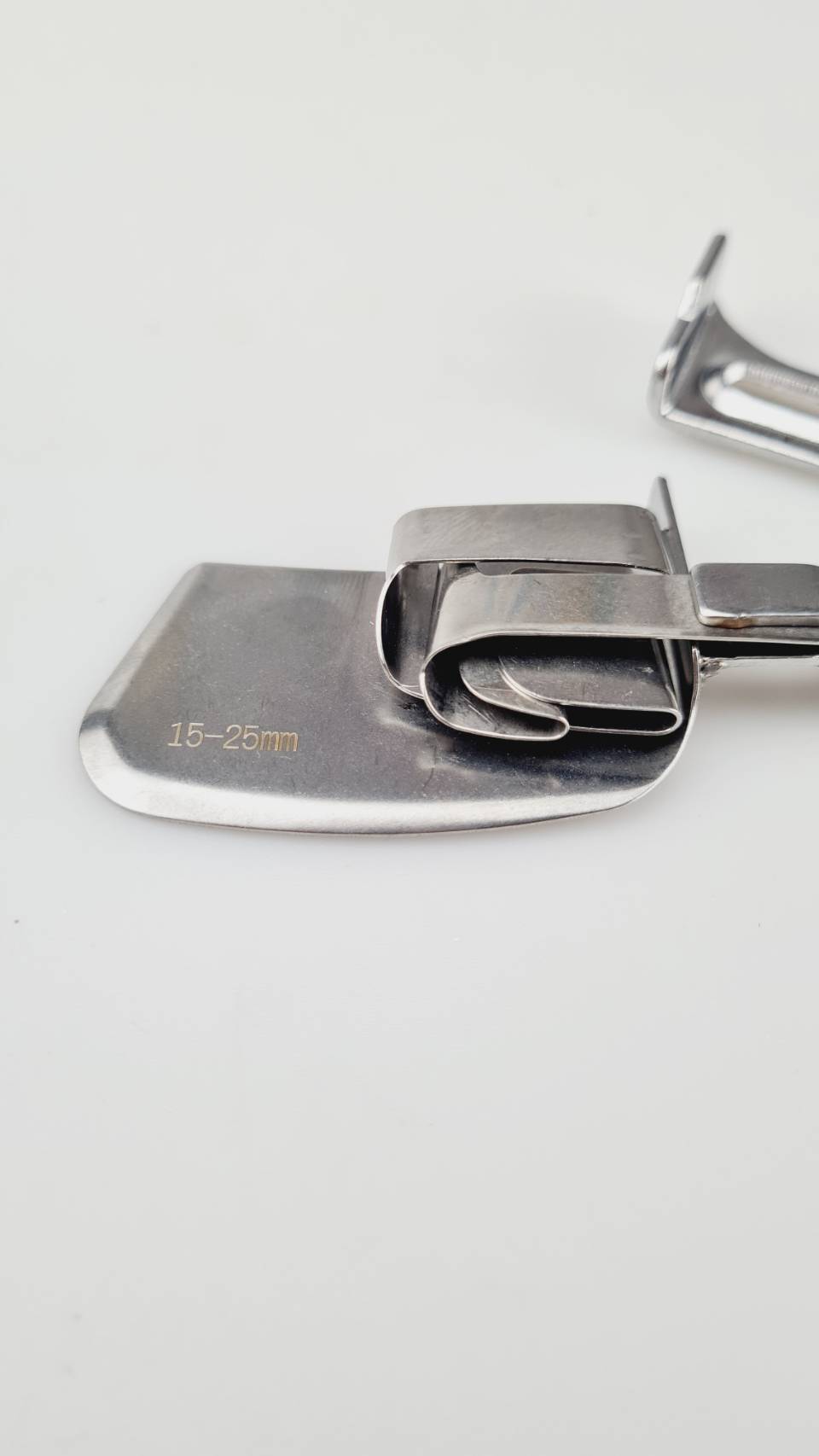 ซองพับชายแบบปรับได้สามารถปรับขนาด 15-25 มิลลิเมตร ในตัวเดียวใช้งานกับ จักรอุตสาหกรรมเข็มเดี่ยว ติดตั้งงง่ายไม่ต้องเปลี่ยนฟันจักร