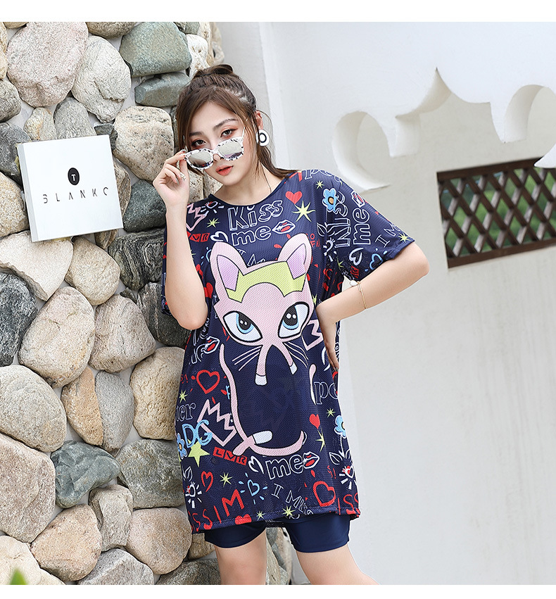 ชุดว่ายน้ำคนอ้วน 9xl แบบสปอร์ตพร้อมส่ง :ชุดว่ายน้ำไซส์ใหญ่สีน้ำเงินแต่งลายกราฟฟิก set 3 ชิ้น มีเสื้อคลุมตัวนอก บราแต่งลายอักษร และกางเกงขาสั้นแต่งลายสีสันสวยสดใส แบบเก๋น่ารักมากๆจ้า:บรารอบอก50-62นิ้ว เอว48-60นิ้ว สะโพก52-64นิ้ว เสื้อคลุมรอบอกกว้าง62นิ้ว