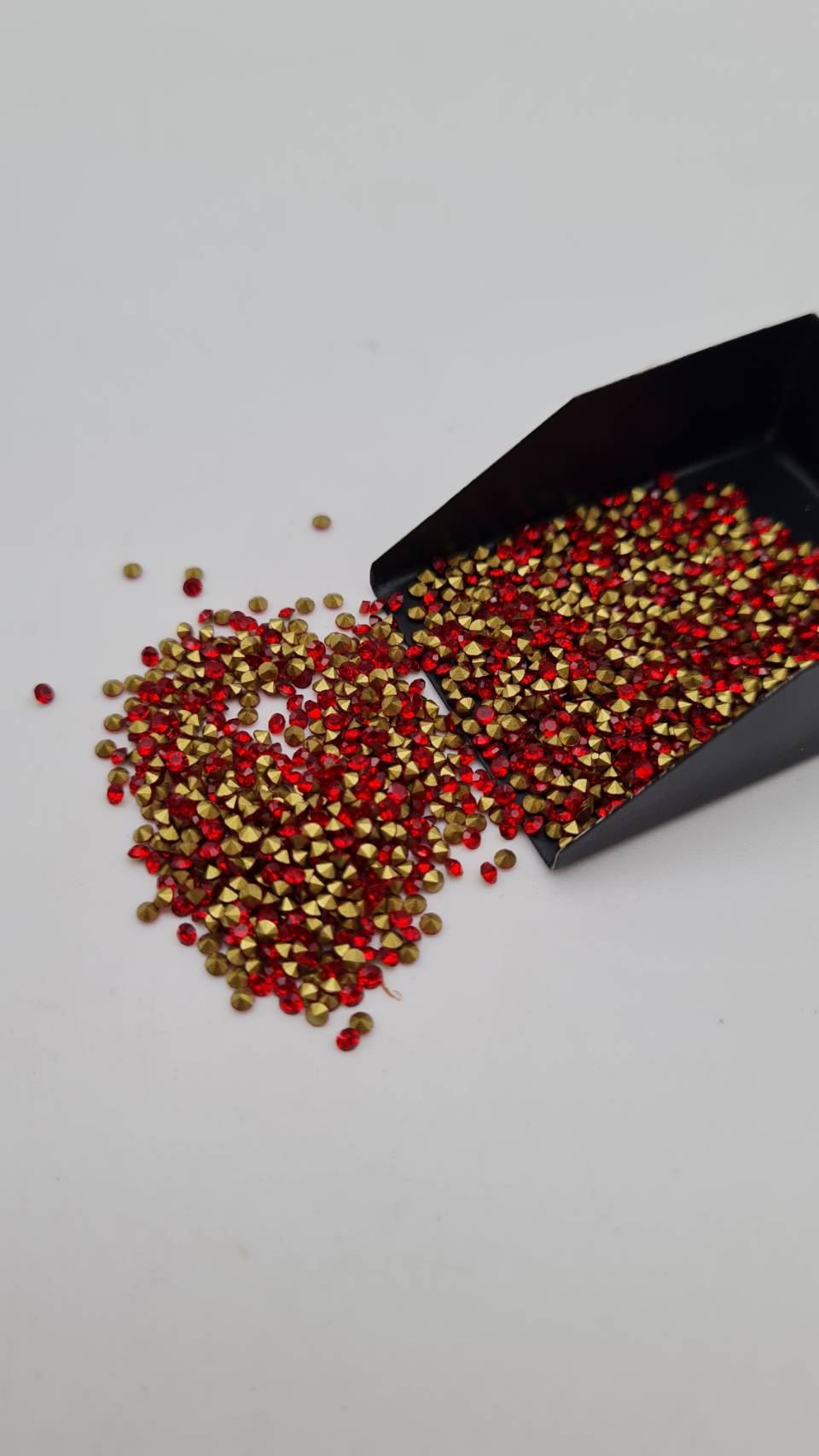 เพชรคริสตัลก้นแหลมขนาด 1.7 มิลลิเมตร (SS5) เพชรคริสตัลสำหรับงานเครื่องประดับ งานจิวเวลรี่ 1 ห่อมี 1440 เม็ด