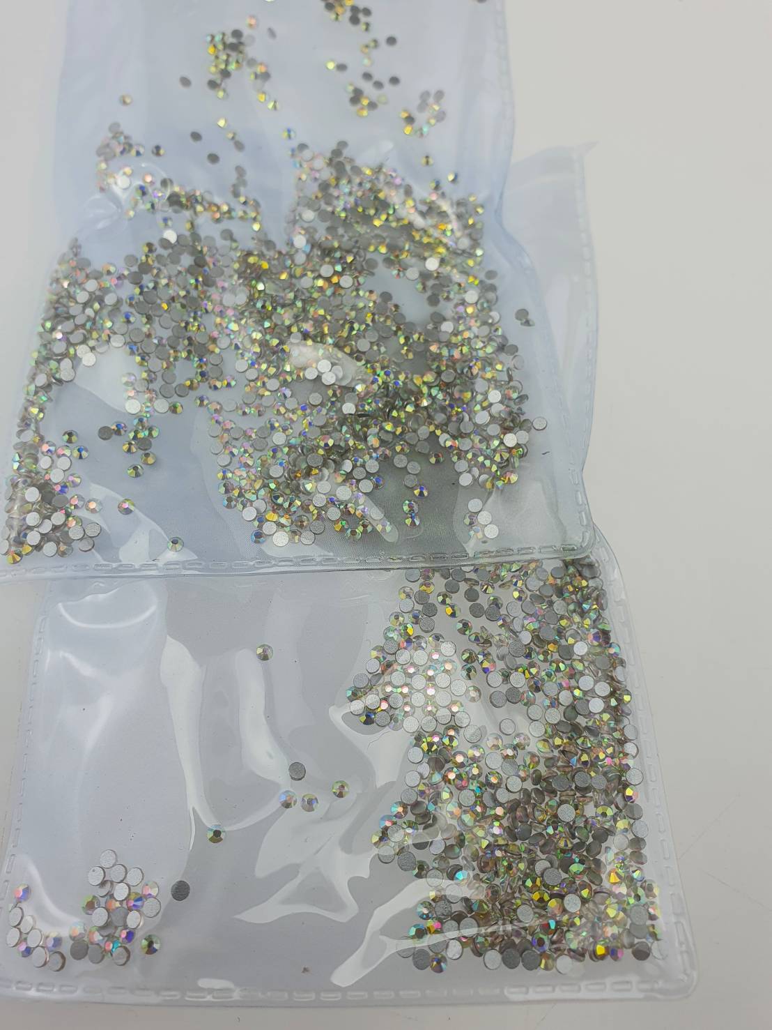 เพชรคริสตัลก้นตัด ขนาด SS6 (2.0มิลลิเมตร ) จำนวน 1440 เม็ดใช้งานง่ายเหมาะกับงาน DIYเสื้อผ้าต่างๆ