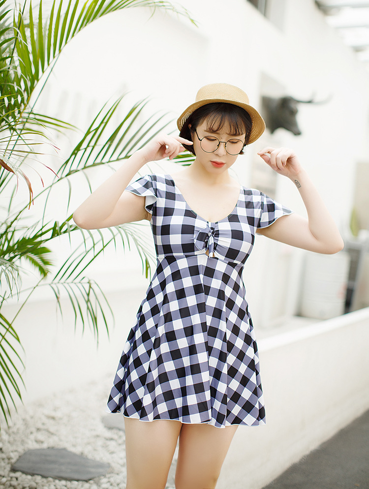 ชุดว่ายน้ำคนอ้วน พร้อมส่ง :ชุดว่ายน้ำไซส์ใหญ่สีดำลายสก็อต แต่งผูกโบว์ด้านหน้า มีกางเกงขาสั้นใส่ด้านในแบบเก๋น่ารักสุดๆจ้า:รอบอก38-46นิ้ว เอว32-44นิ้ว สะโพก38-48นิ้วจ้า