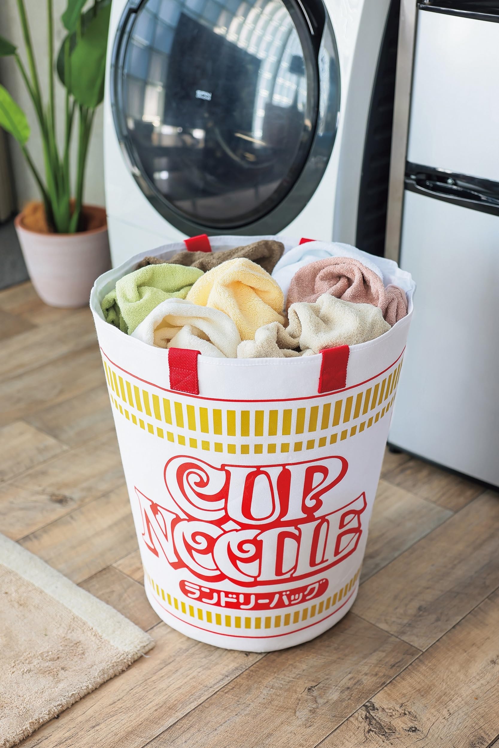 [PRE-ORDER] กระเป๋าใส่ผ้า ขนาดคิงส์ไซส์ ตะกร้าใส่ผ้า ลายคัพนู้ดเดิ้ล Nissin Cup Noodle Laundry Bag Big Size 45 x 32 x 52 cm นำเข้าจากญี่ปุ่น SUPER KINGSIZE カップヌードルランドリーバッグ BOOK