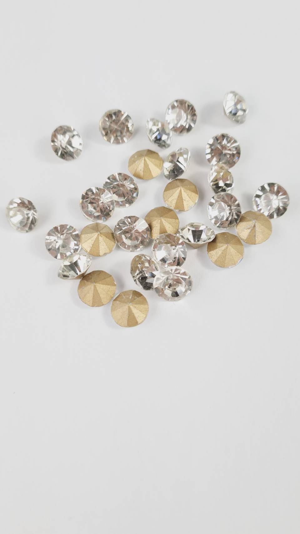 คริสตัลก้นแหลม (เนื้อ แก้วคริสตัล) เพรชก้นแหลมขนาด 1มิลลิเมตร ถึง 10มิลลิเมตร สีขาวใสก้นปรอทเงา สำหรับงานเครื่องประดับ กรอบพระเครื่องประดับไทย