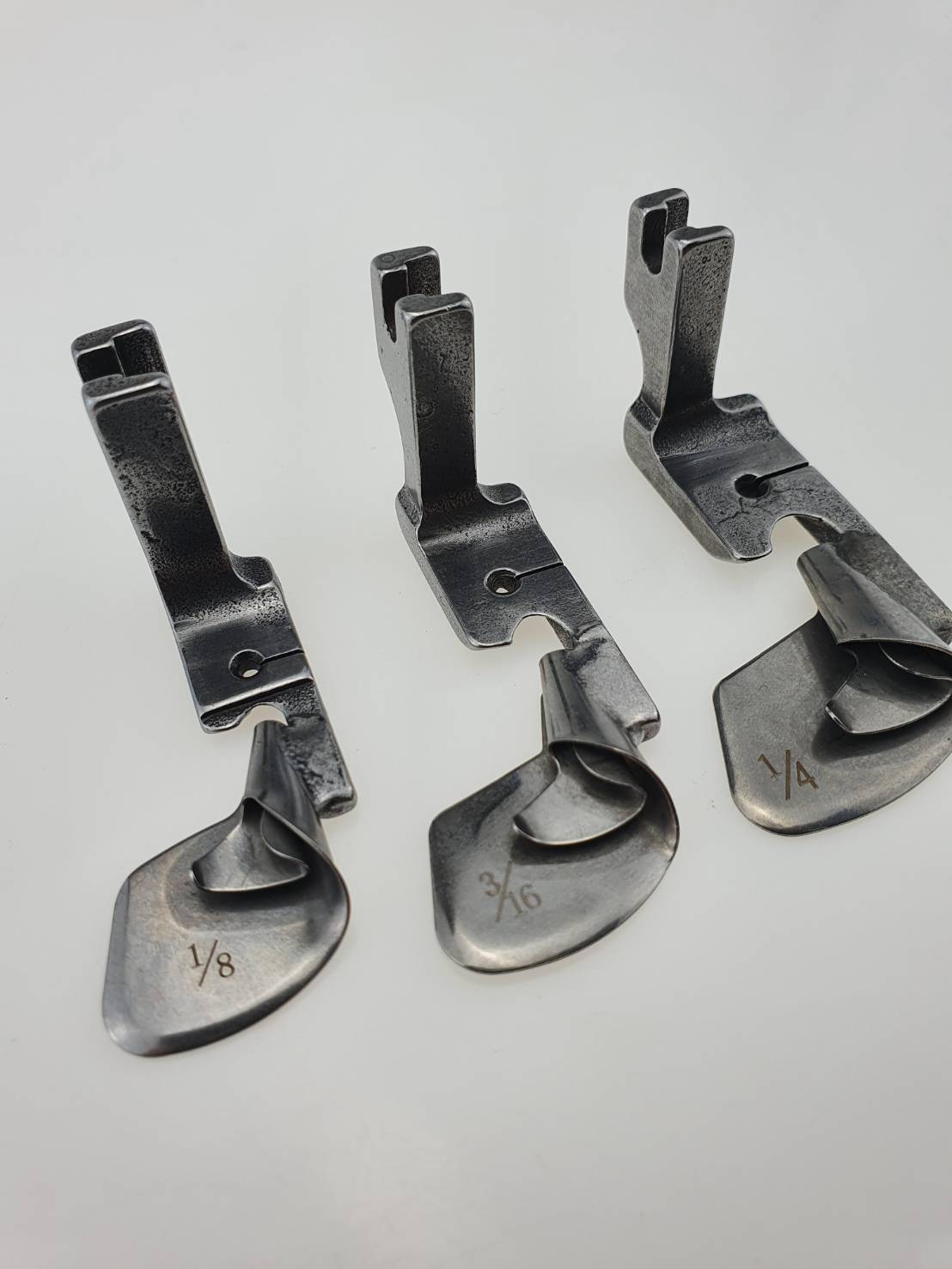 ตีนผีพับชายผ้า จักรอุตสาหกรรมเข็มเดี่ยว สำหรับพับผ้าชนิดบางพิเศษ พับได้ง่ายไม่แตก มีหลายขนาดให้เลือก