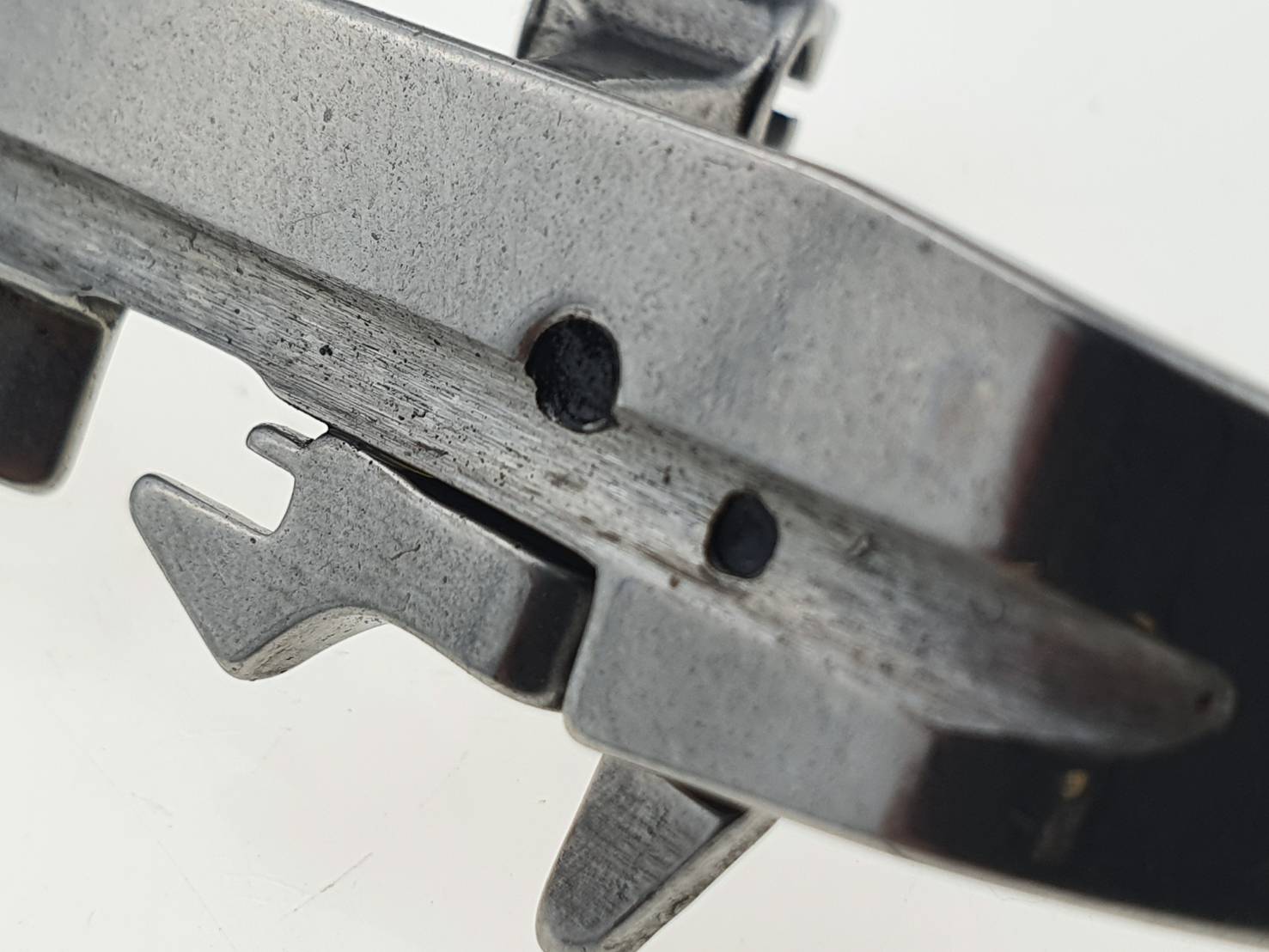 ตีนผีจักรโพ้งอุตสาหกรรม แบบร่องสำหรับการเย็บโพ้งแบบสอดเชือก ตัวตีนผีสามารถทับลงไปบนเชือกได้