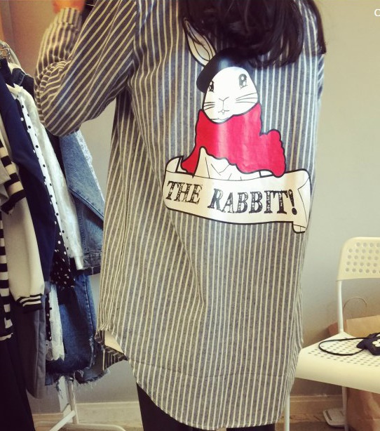 ((พร้อมส่ง)) เสื้อผ้าแฟชั่นผู้หญิง : เสื้อแฟชั่นสีเทาลายทางแต่งลายการ์ตูน น่ารัก น่ารักจ้า