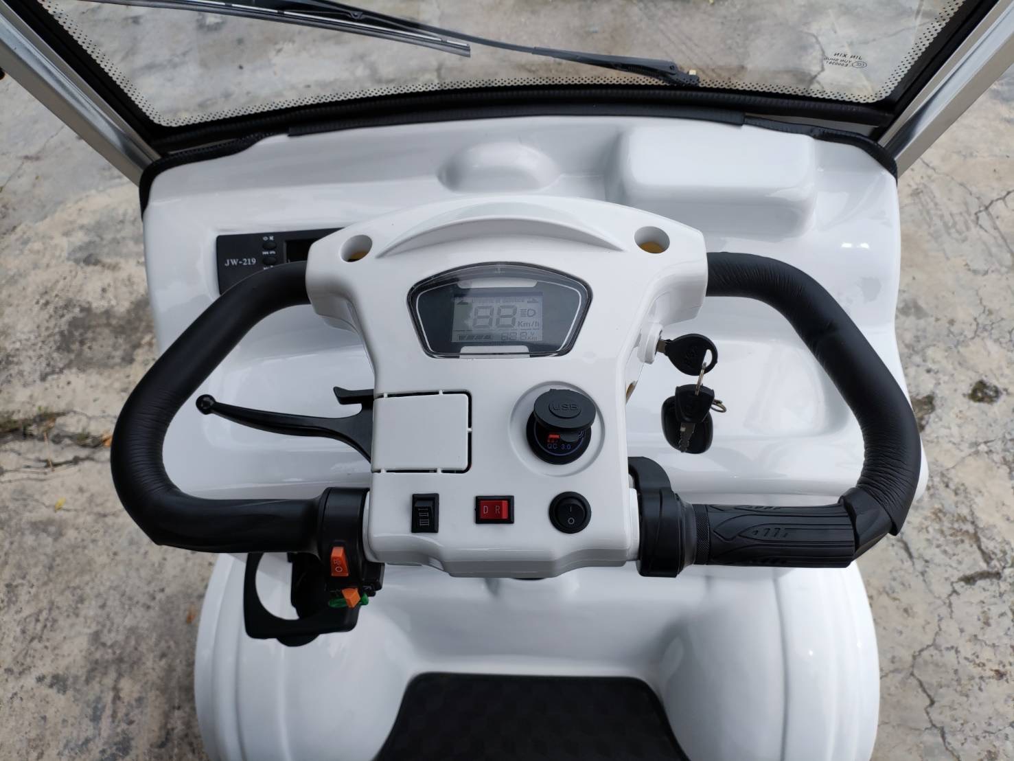 รถไฟฟ้า 4 ล้อ 6 ที่นั่ง (คนไซส์ใหญ่) รุ่น M-01ฺB BIG PLUS ยี่ห้อ CLP CAR ขับแฮนด์บิด