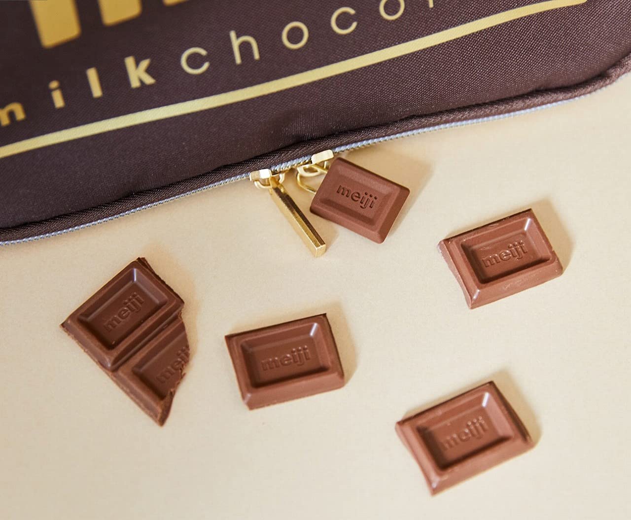 [พร้อมส่ง] กระเป๋าใส่เครื่องสำอาง ทรงช็อคโกแลต ฉลองครบรอบ 95 ปี เมจิช็อคโกแลตญี่ปุ่น นำเข้าจากญี่ปุ่น Meiji Milk Chocolate Pouch Book Bag 明治ミルクチョコレート 95th Anniversary マルチポーチ BOOK (バラエティ)