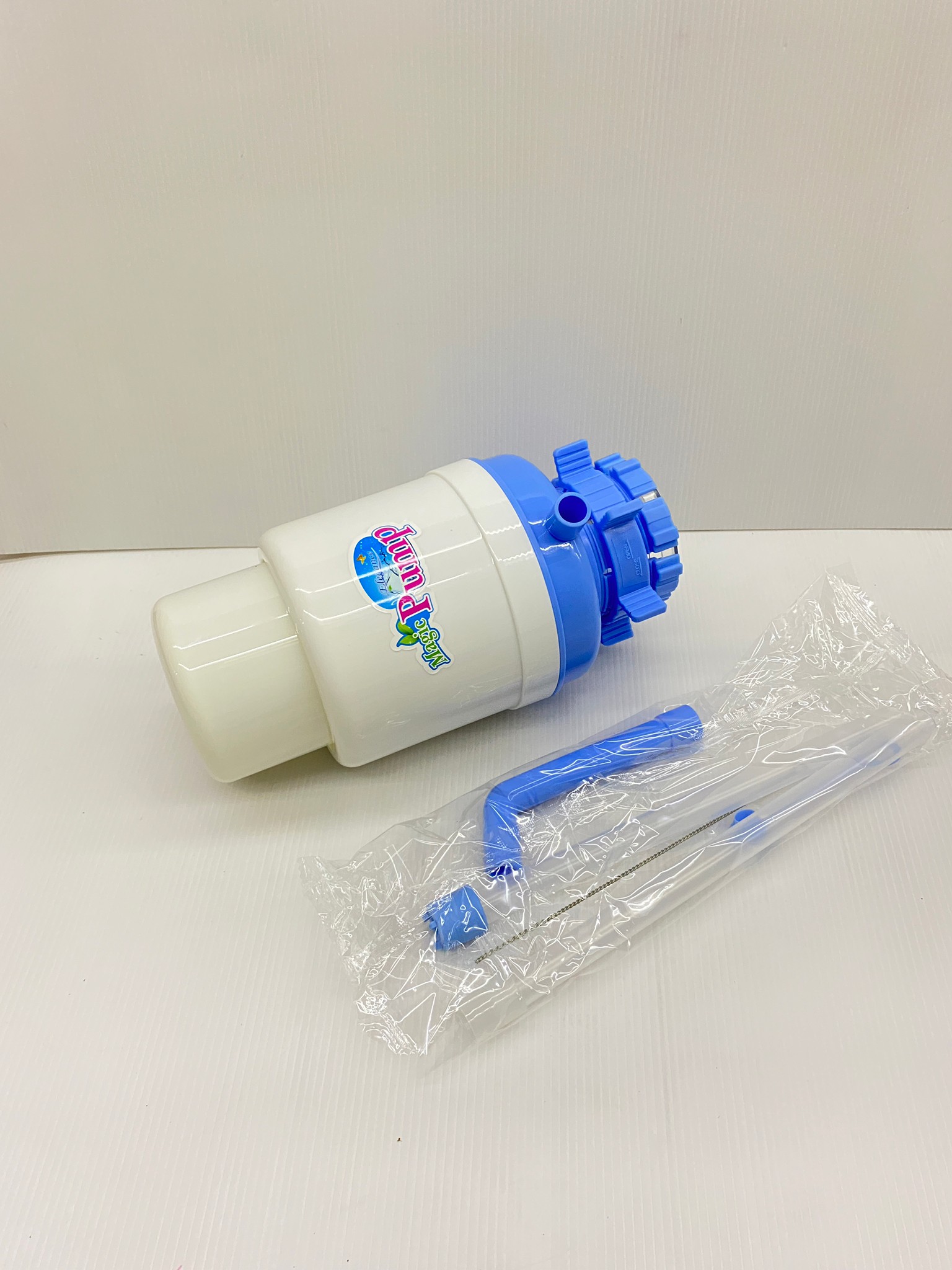 Elegance Magic Pump ปั๊มน้ำถัง พกพาได้แบบมือกด รุ่น EG4459 ใช้ได้กับถังน้ำดื่มทั่วไป (สีฟ้า) ของแท้100%
