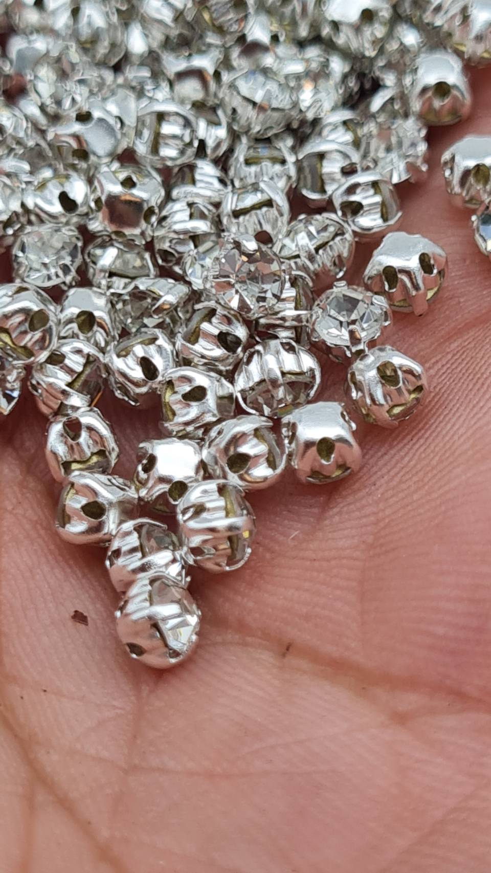 เพชรคริสตัลก้นแหลมสีใส พร้อมหนามเตย ประกอบมากับเม็ดคริสตัลเรียบร้อยพร้อมใช้งาน คริสตัลก้นแหลมหนามเตย