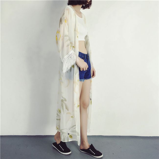 เสื้อคลุมแฟชั่น พร้อมส่ง : เสื้อคลุมสีขาวแต่งลายดอกไม้สีสันสดใสและพู่ที่ปลายแขน แบบเก๋มากจ้า