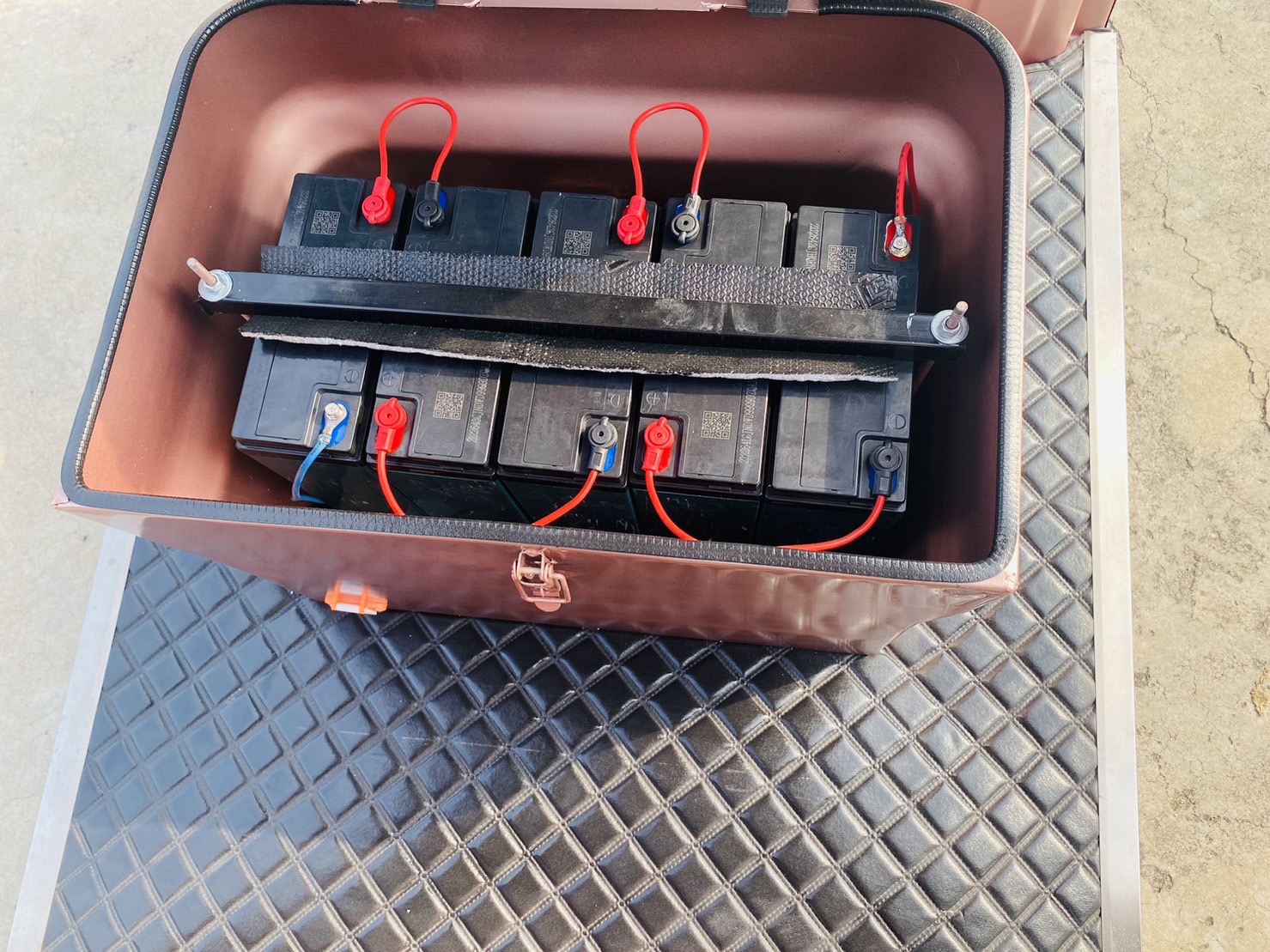 รถไฟฟ้า 4 ล้อ 4-5 ที่นั่ง รุ่น M-01T ยี่ห้อ CLP CAR ขับแฮนด์บิด สีชมพูพิ้งค์โกลว์