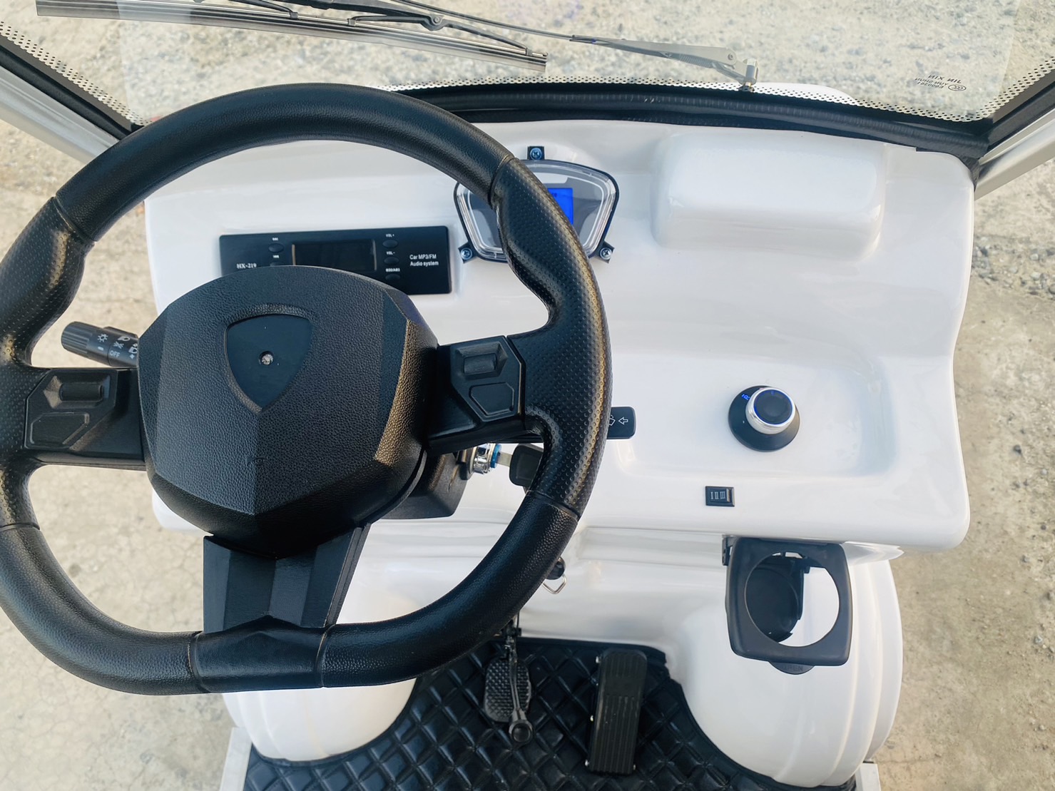 รถกอล์ฟไฟฟ้า 4 ล้อ 6 ที่นั่ง รุ่น M-04T ขับแบบพวงมาลัย