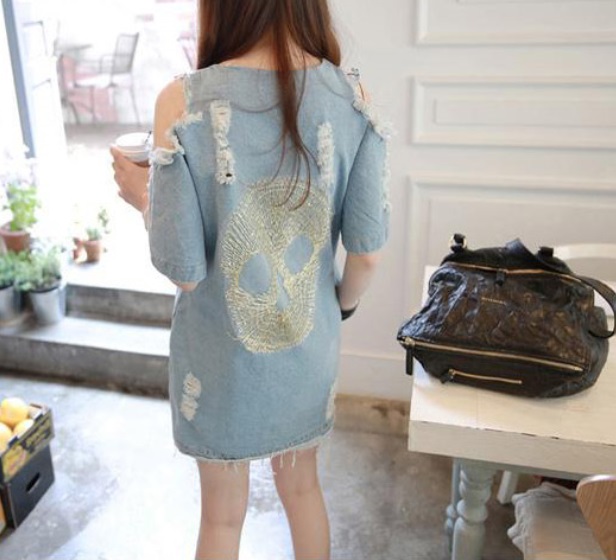 ชุดเดรสแฟชั่นพร้อมส่ง : เดรสยีนส์ เว้าช่วงแขน แต่งลายปักเลื่อมด้านหลัง เก๋ๆดีจ้า