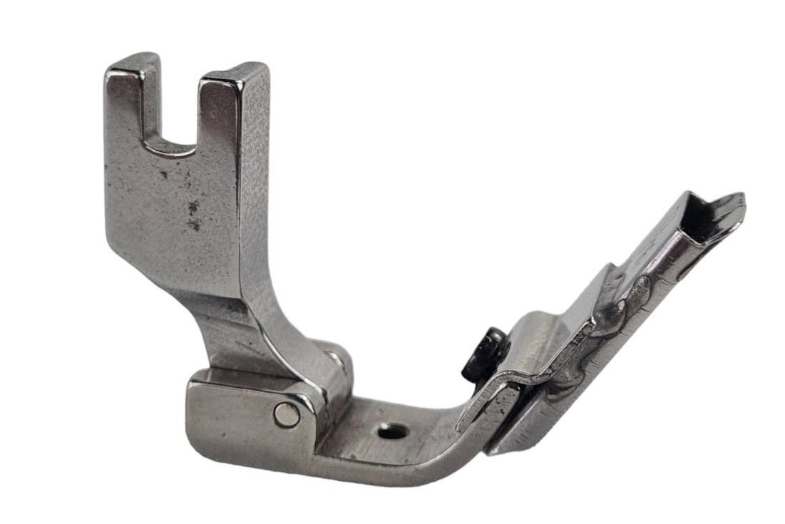 ตีนผีจักรอุตสาหกรรมเข็มเดี่ยวสำหรับใส่เทปก้างปลาดามคอ ขนาด 7/16 ( เทป 10 มิลลิเมตร) ติดตั้งง่ายสามารถปรับซ้ายขวาหรือปรับตำแหน่งเข็ม ได้