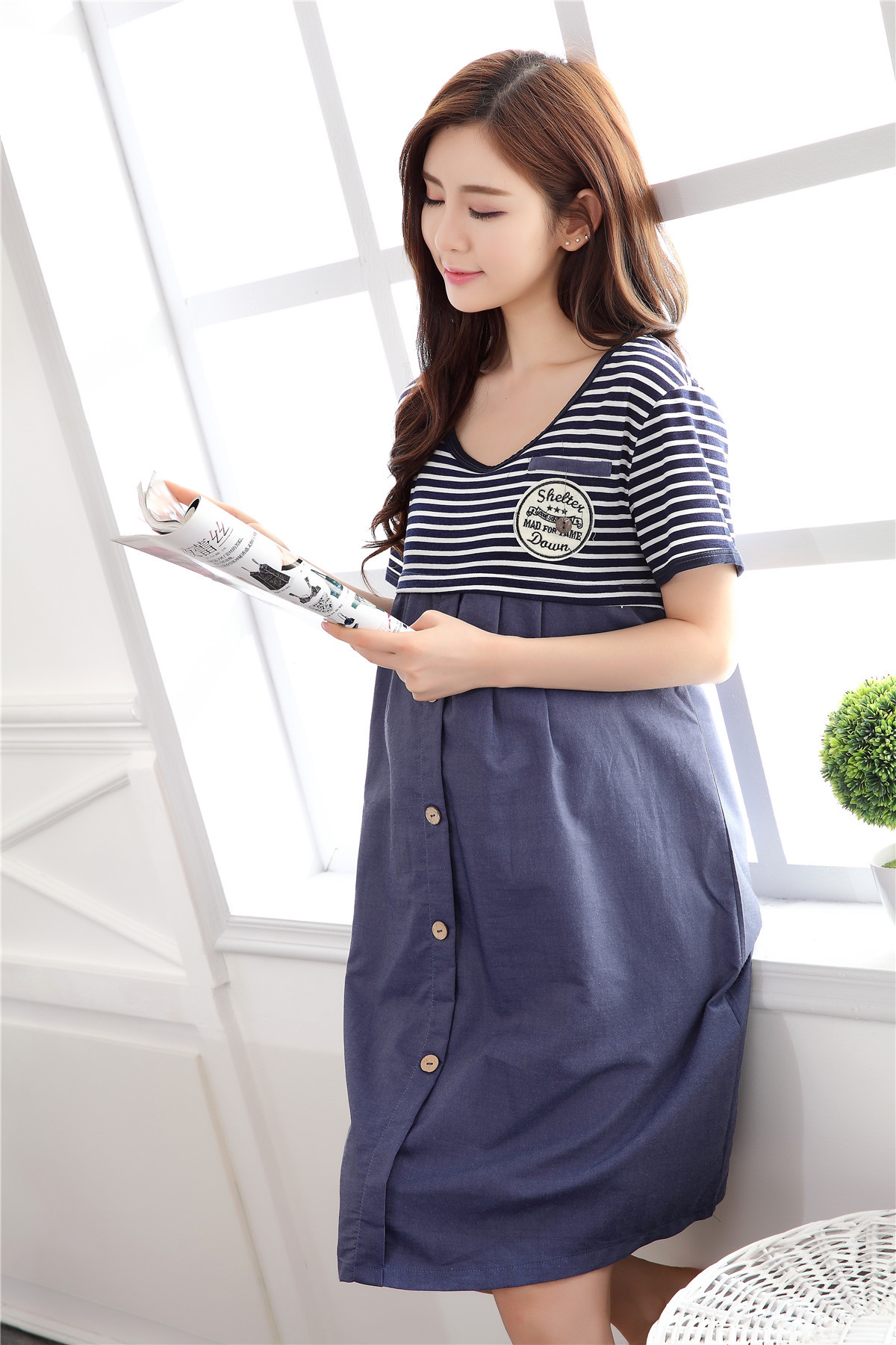 เดรสคลุมท้องเปิดให้นม ผ้ายืดนิ่มช่วงบน และผ้าฝ้ายสียีนส์สวย ประดับกระดุม น่ารักๆ ฟรีไซส์