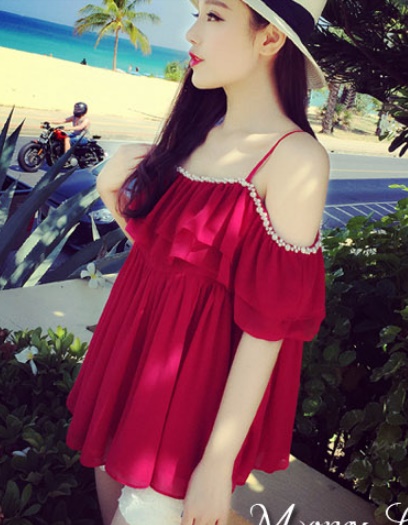 เสื้อผ้าแฟชั่นผู้หญิง ((พร้อมส่ง)) : เสื้อแฟชั่นสีแดง สายเดี่ยว แต่งระบายที่เสื้อ ผ้าพริ้วๆน่ารักๆจ้า