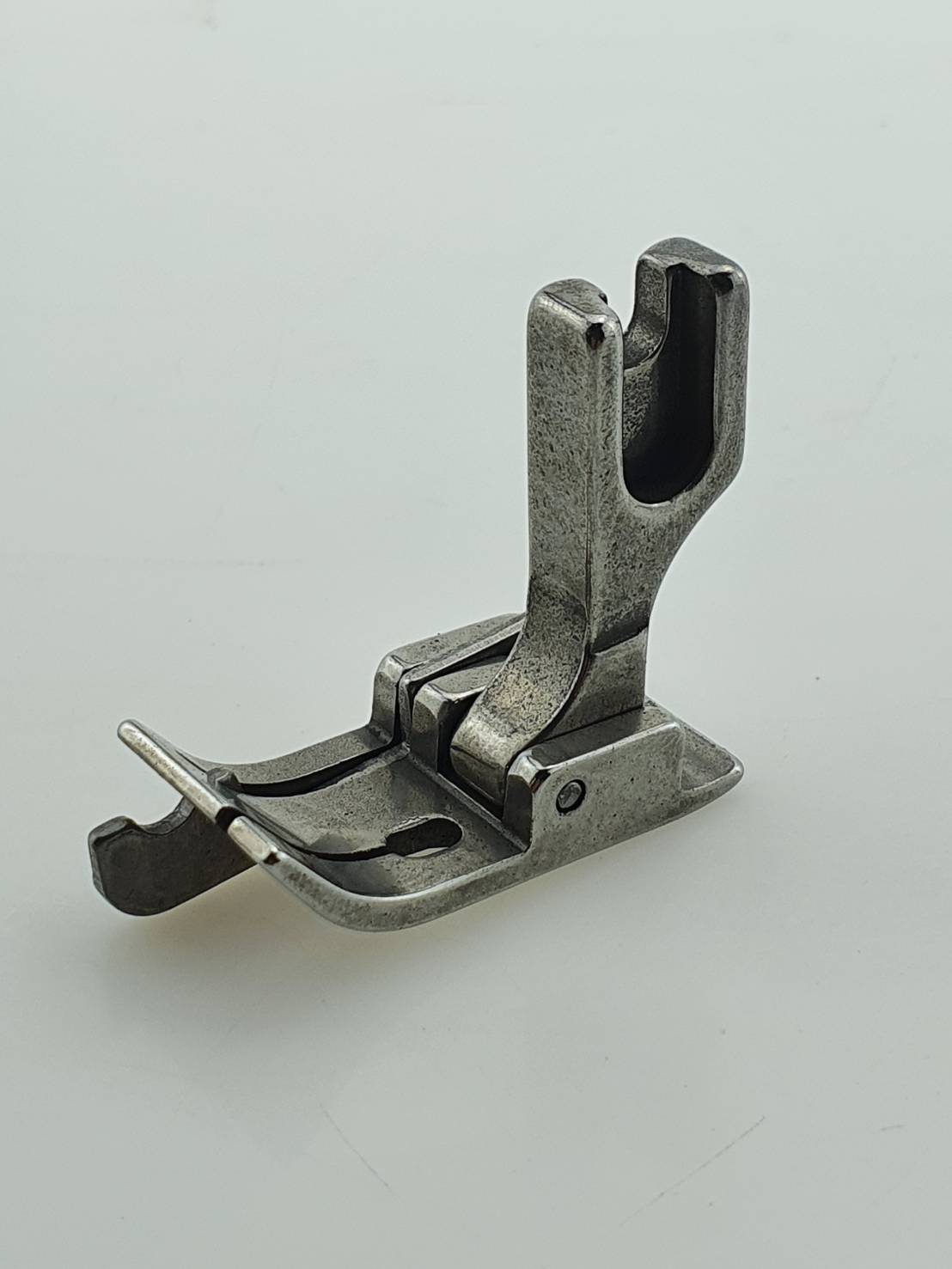 ตีนผีกั้นซ้าย SP-18L สำหรับ เย็บและกั้นระยะเช่น คิ้ว สำหรับจักรเข็มเดี่ยวอุตสาหกรรม