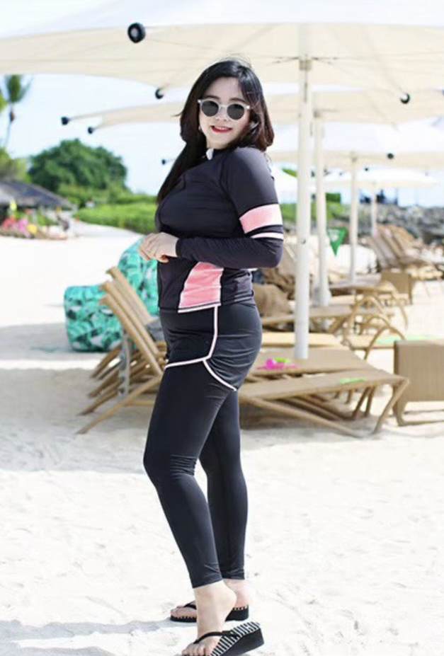 ชุดว่ายน้ำคนอ้วน แบบสปอร์ต 5xl พร้อมส่ง :ชุดว่ายน้ำไซส์ใหญ่แขนยาวสีดำแถบชมพู set 4 ชิ้นมีบรา เสื้อคลุม กางเกงขาสั้น และกางเกงขายาว แบบสวยคุ้มมากๆจ้า : - บรารอบอก 42 - 52 นิ้ว - เสื้อคลุมรอบอก 42 - 52 นิ้ว - บิกินี่เอว 40 - 50 นิ้ว// สะโพกเปิด - กางเกงขาสั