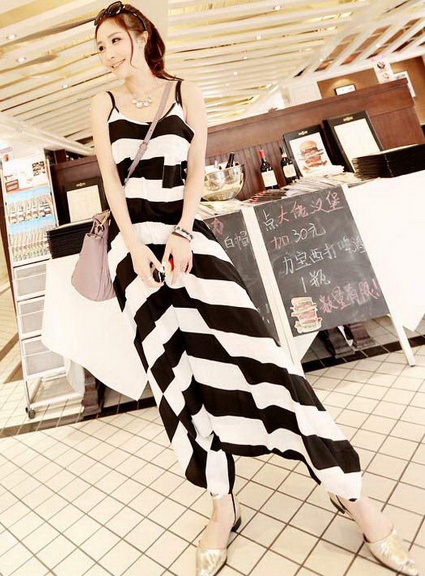 เสื้อผ้าแฟชั่นผู้หญิง ((พร้อมส่ง)) : จั๊มสูทสีดำ สายเดี่ยวลายทางขาวดำ น่ารัก น่ารักจ้า