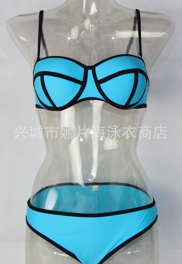 ชุดว่ายน้ำแฟชั่นพร้อมส่ง :ชุดว่ายน้ำแฟชั่นทูพีชสีฟ้า แต่งลายผ้าตัดขอบดำ สีสดใสน่ารักมากๆจ้า:รอบอก28-32นิ้ว เอว30-34นิ้ว สะโพก32-36 นิ้วจ้า
