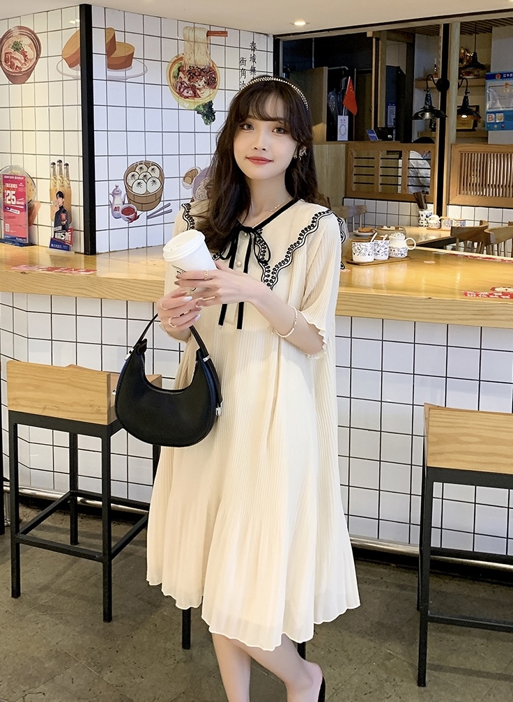 เดรสคลุมท้องแฟชั่น สุดน่ารัก ผ้าชีฟองอัดพรีททั้งชุด ปกคอแต่งด้วยลูกไม้ มีเชือกผูกเพิ่มความเก๋ มีซับใน M L XL XXL