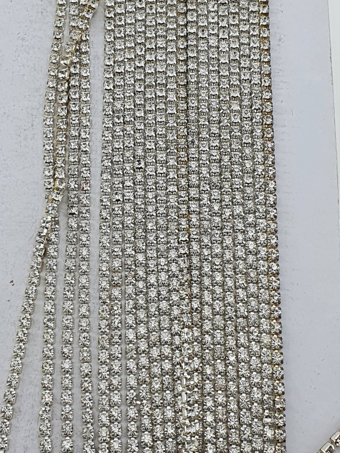 เพชรเส้นขนาด ต่างๆ สำหรับงานตกแต่งเครื่องประดับสามารถทำการเชื่อมได้ด้วยมีขนาดต่างๆทั้งสีขาวและสีรุ้ง