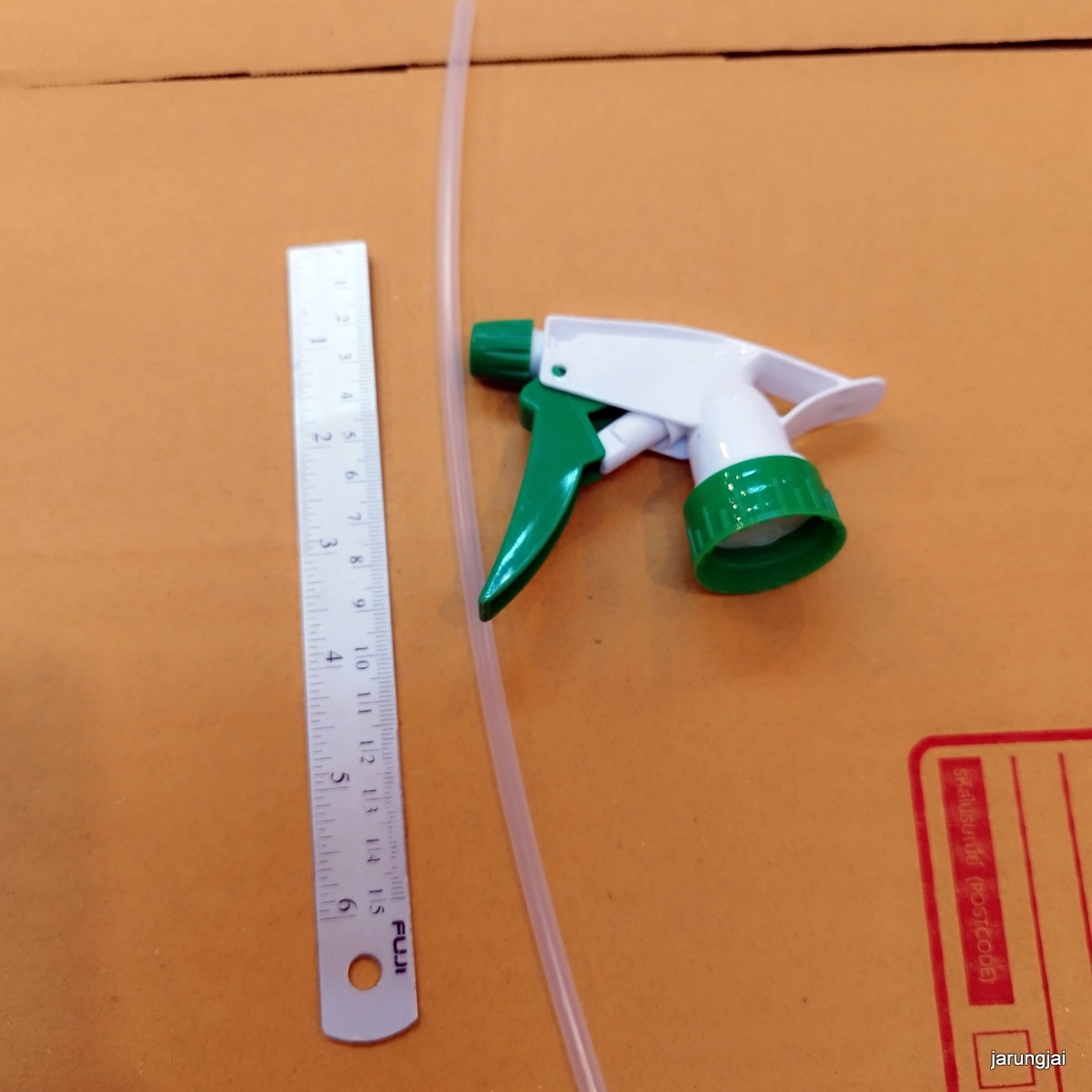 หัวฉีดสเปย์ สีเขียวขาว ฟีอกกี้ พร้อมหลอดอ่อน ยาว 26 ซม สวมขวดแอลกอฮอล์ได้