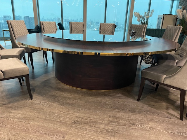 Trp. โต๊ะกลม ขอบคิ้วทอง ขนาด 280 ซม.พร้อมชุดจานหมุนอาหาร กระจกกรม 200 ซม.ฐานรองหมุนไฟฟ้าถ่านชาร์ทรีโมท 1 ชุด